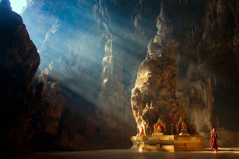 Les rayons du soleil illuminent ce temple bouddhiste de Myanmar.