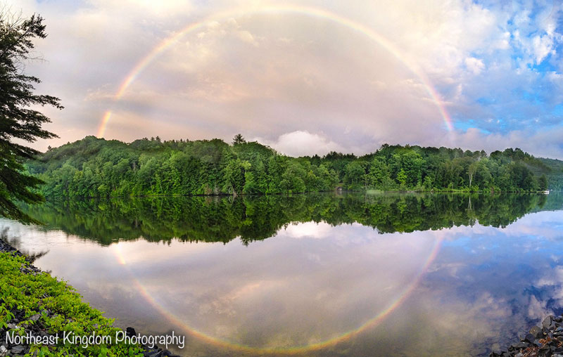 Quand un arc-en-ciel reflète sur un lac.