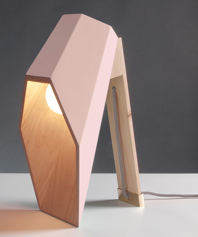 lampe à poser en bois par alessandro zambelli