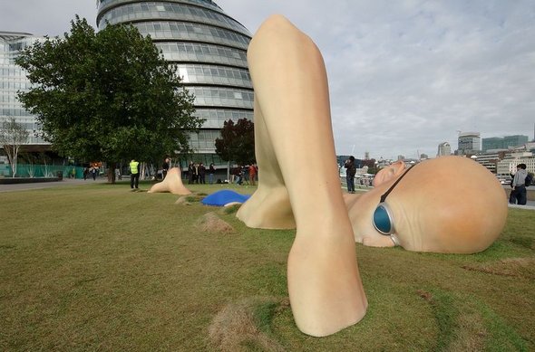 london-biggest-swimmer-sculpture-art12