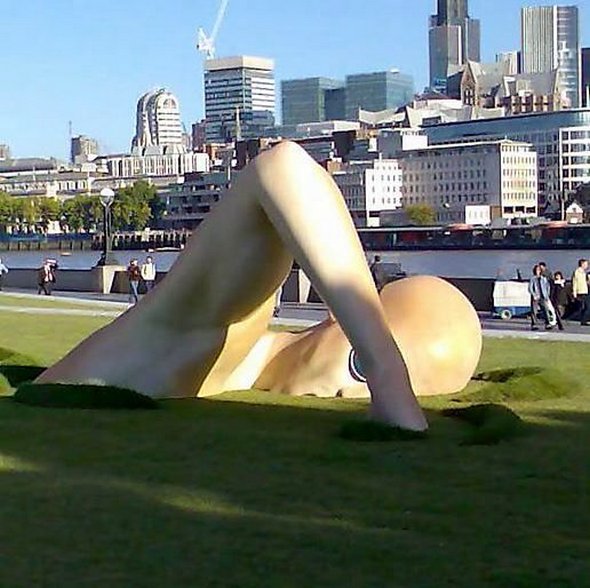 london-biggest-swimmer-sculpture-art12