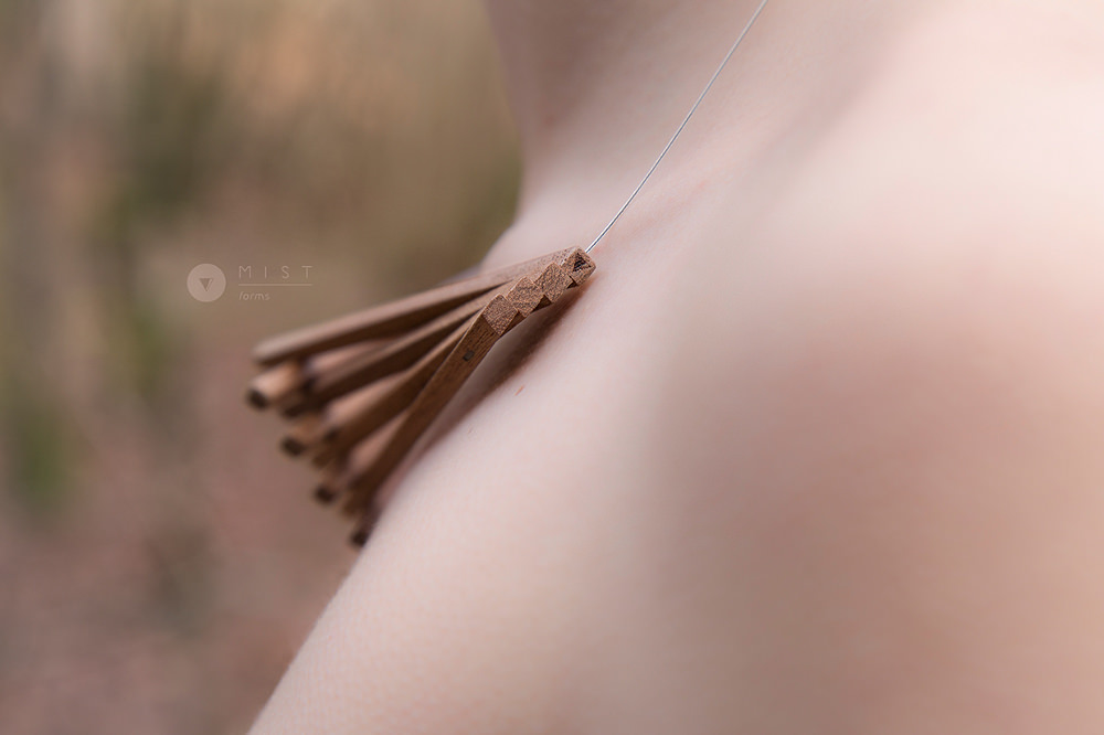 Clavicle-Suffix-collier-bois-design-Mistforms-joeillerie-design-lifestyle-fashion-design