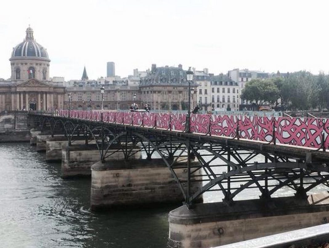 pont des arts street art paris